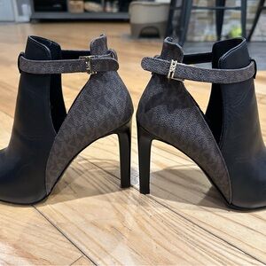 Michael Kors Lawson Open Toe High Heel Black Leather/Brown Signature Logo